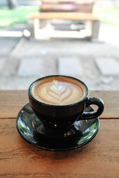 Taça de café na mesa.