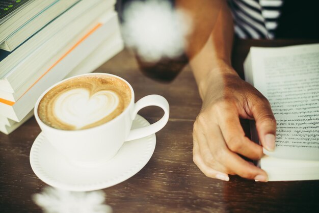 Foto taça de café na mesa.