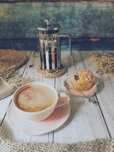 Foto taça de café na mesa.