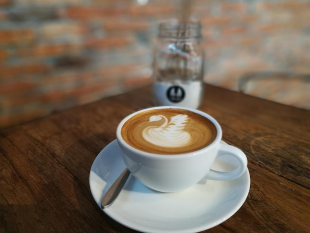 Taça de café na mesa.