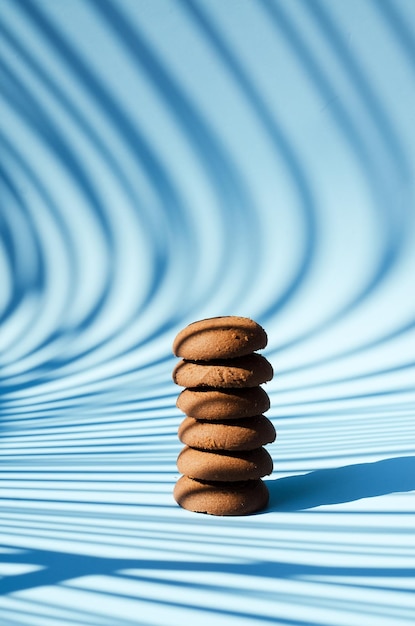 Foto taça de café quente, biscoitos doces, fundo azul, biscoito, bolos, vista superior, cópia do espaço, colocação plana.