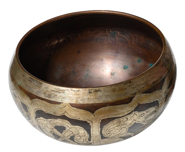 Taça de canto de cobre para meditação e relaxamento em fundo isolado