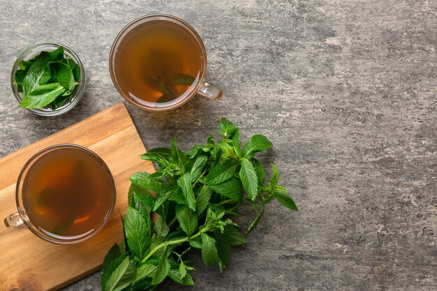 Taça de chá de hortelã em fundo de mesa Chá verde com hortelã fresca vista superior com espaço de cópia