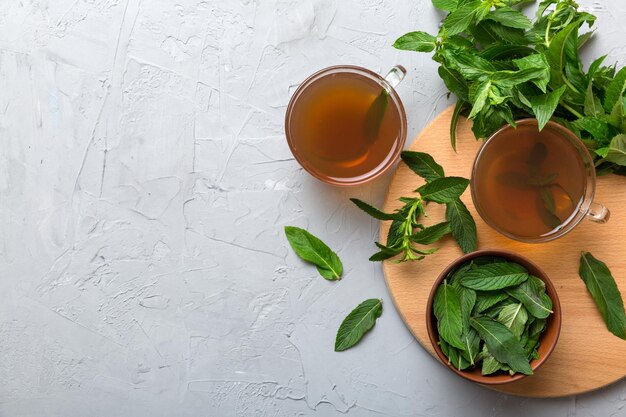 Taça de chá de hortelã em fundo de mesa Chá verde com hortelã fresca vista superior com espaço de cópia
