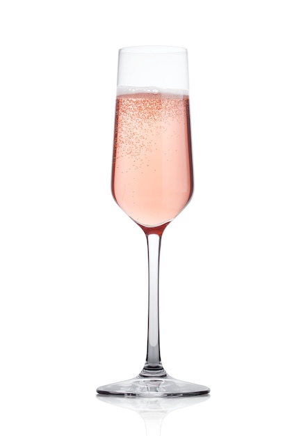 Foto taça de champanhe rosa com bolhas isoladas
