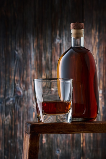 Foto taça de cristal e garrafa com whisky