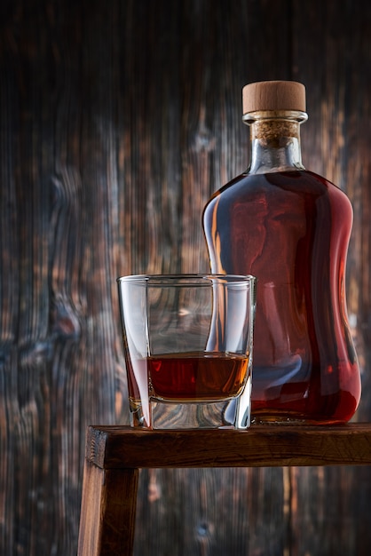 Taça de cristal e garrafa com whisky