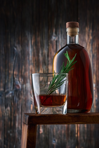 Taça de cristal e garrafa com whisky