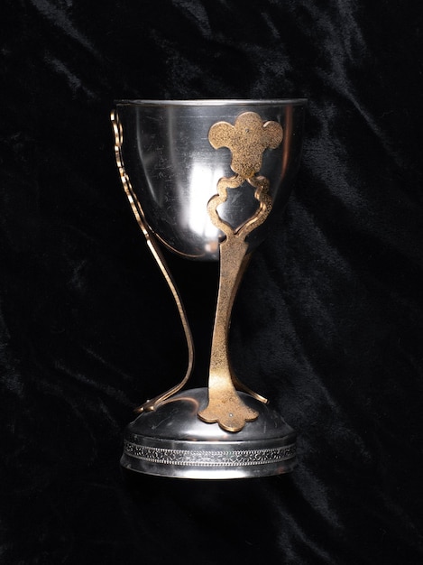 taça de ouro antiga para vinho