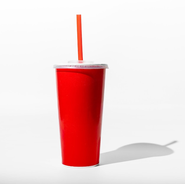 Taça de papel vermelho em branco para tomar uma bebida fria com palha