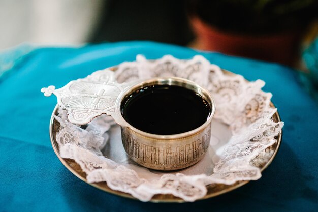 Taça de prata dourada de vinho na mesa na igreja Comunhão Fechar