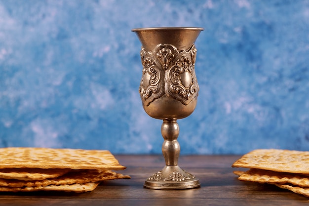 Taça de prata judaica com vinho com conceito de Páscoa matzos.