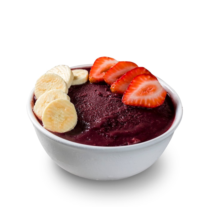 Foto taça de sorvete brasileiro de frutas vermelhas congeladas com morango e banana. isolado em um fundo branco. vista frontal do menu de verão.
