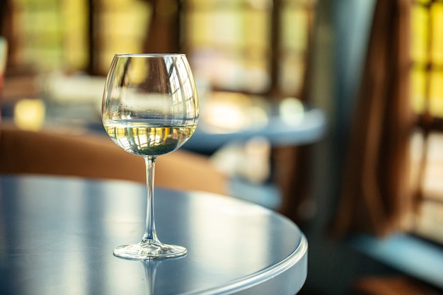 Taça de vinho branco na mesa do restaurante