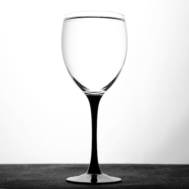 Taça de vinho com água no fundo branco