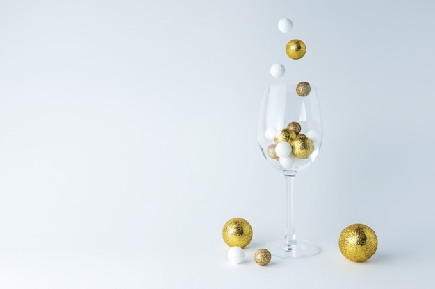 Taça de vinho com decoração de glitter dourado e branco em branco