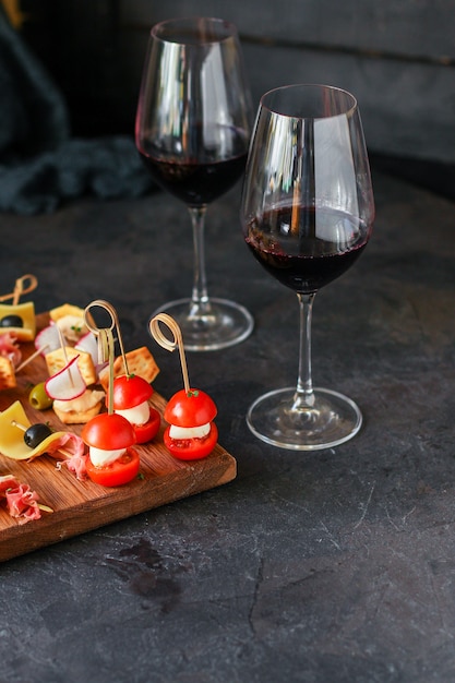 Taça de vinho e um lanche canapés prato de queijo tamanho da porção