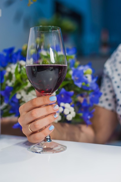 Taça de vinho na mão