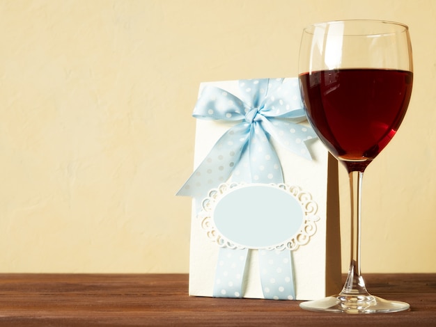 Taça de vinho na mesa