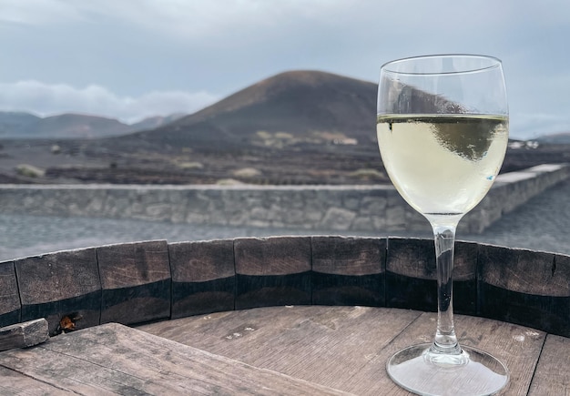 Foto taça de vinho no barril