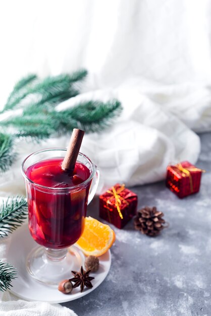 Taça de vinho quente com especiarias