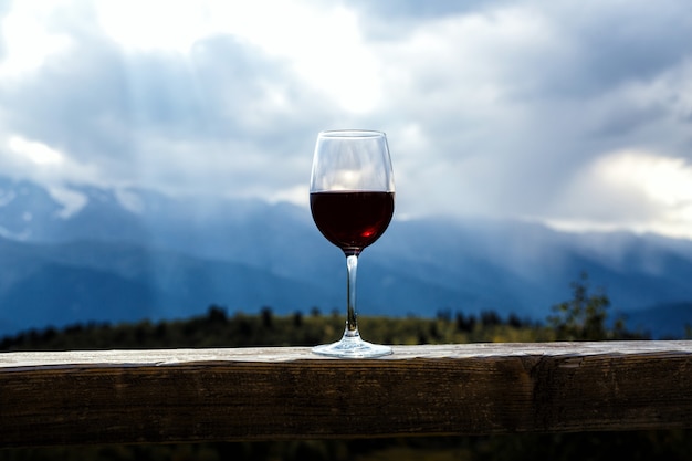 Taça de vinho tinto nas montanhas