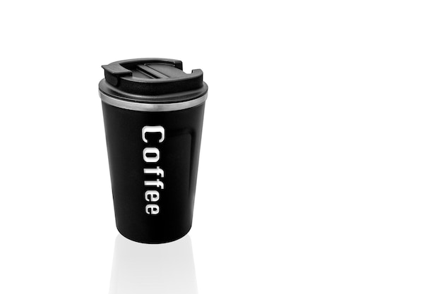 Taça térmica preta para café em fundo branco Testa térmica para bebidas quentes