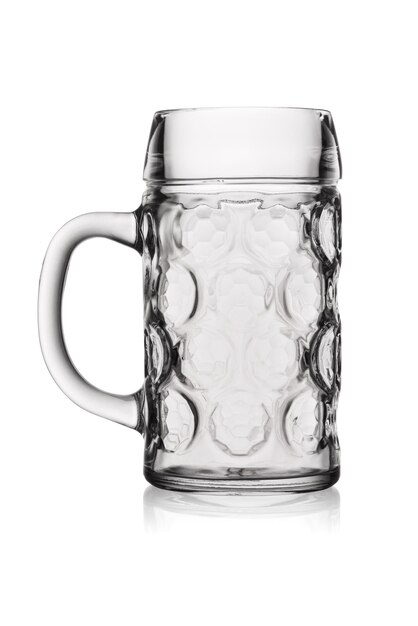 Taça vazia para cerveja isolada em fundo branco