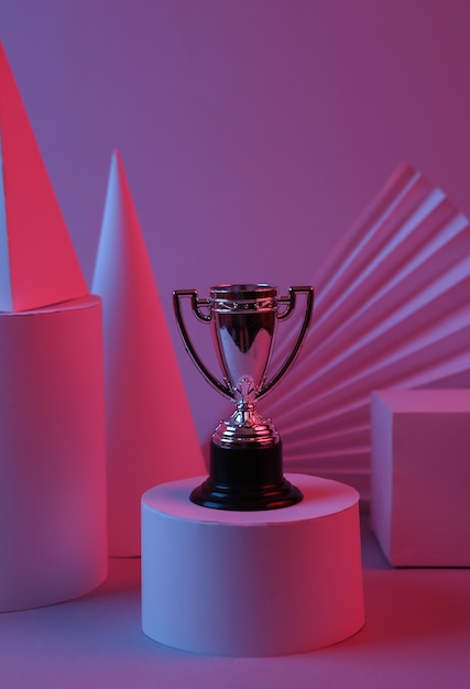 Taça vencedora no fundo com formas geométricas Luz neon azul vermelha Minimalismo Arte conceitual