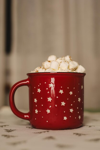 Taça vermelha de Natal com marshmallows de chocolate e canela