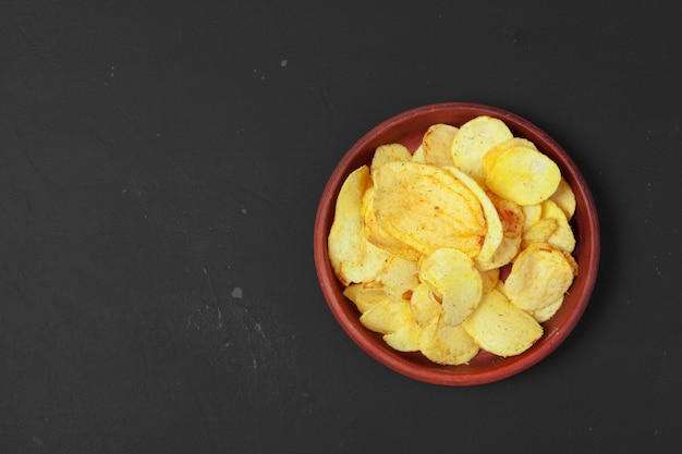 Taças com batatas fritas crocantes saborosas