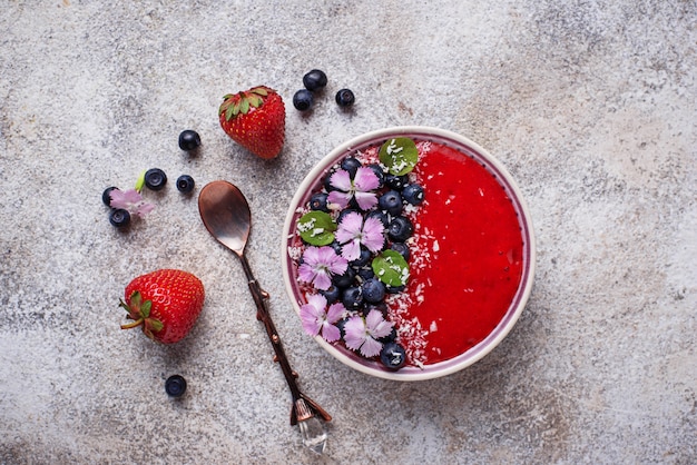 Taças de batido com morango e mirtilo