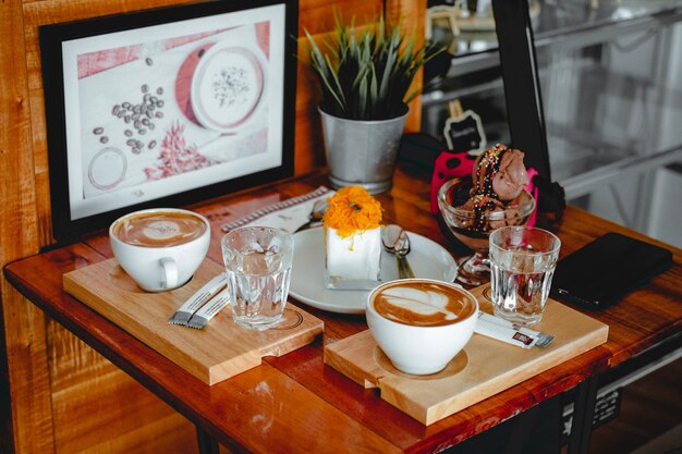 Foto taças de café na mesa de um restaurante