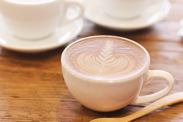 Taças de café na mesa.