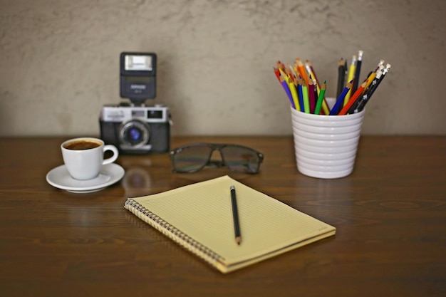 Foto taças de café na mesa.