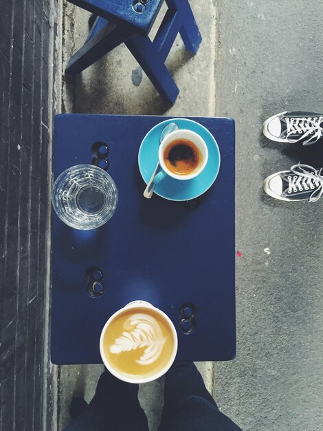 Foto taças de café na mesa.