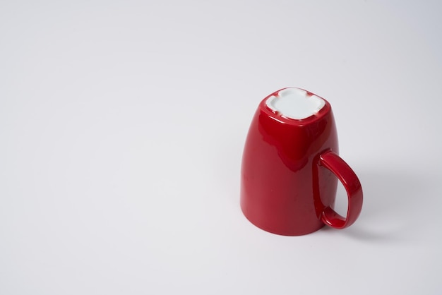 Taças de café ou chá de cerâmica vermelha sobre fundo branco