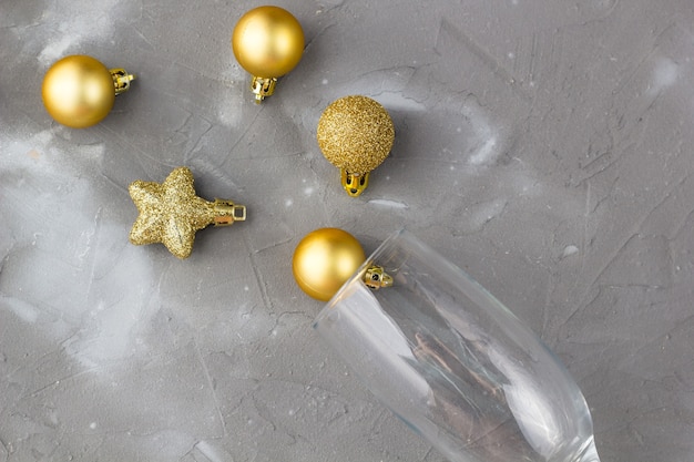 Foto taças de champanhe com bolas douradas e estrelas