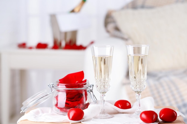 Taças de champanhe e pétalas de rosa para comemorar o dia dos namorados