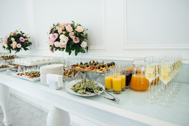 Taças de champanhe no banquete vinho espumante branco em taças de vinho clima festivo