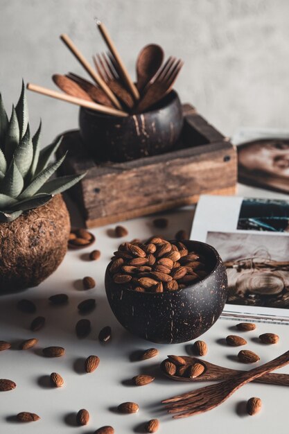 Taças de coco com amêndoas. Comida saudável