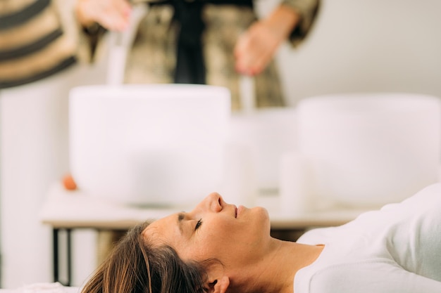 Taças de cristal em terapia de cura pelo som