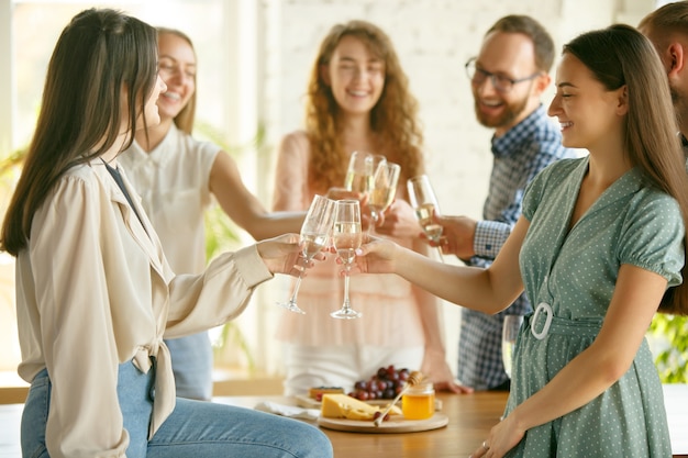 Taças de mulher com vinho ou champanhe.