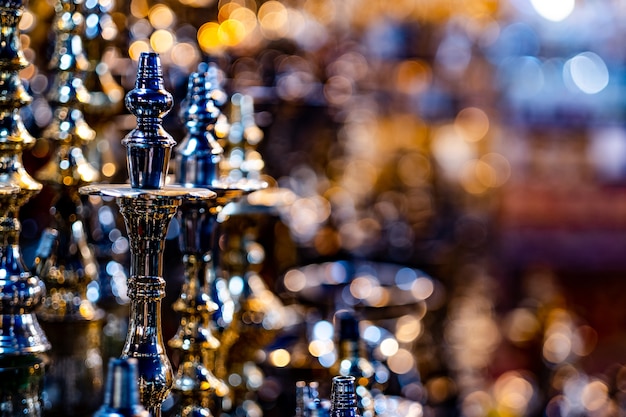 Taças de narguilé em vitrine de loja de souvenirs, no fundo desfocado