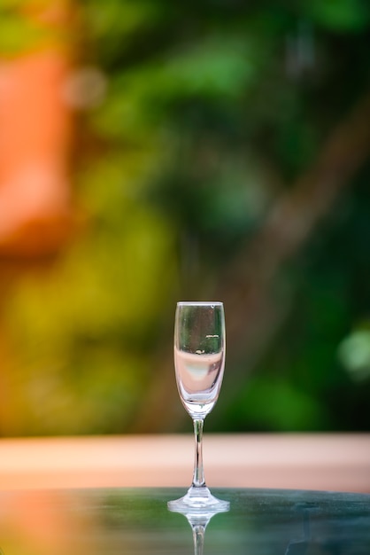 Taças de vinho colocadas na festa.