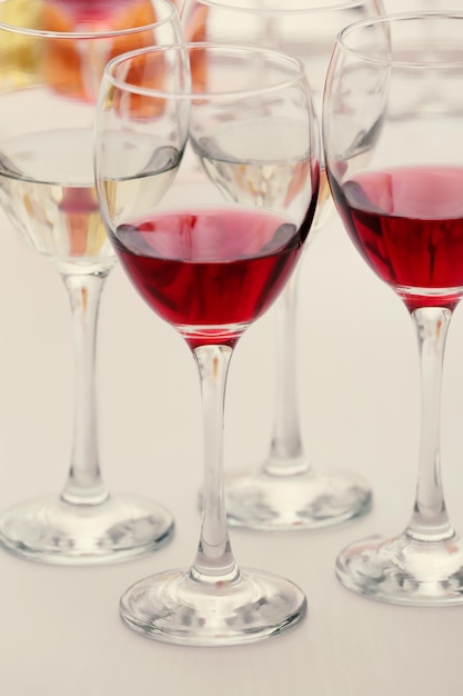 Taças de vinho com closeup de vinho tinto e branco