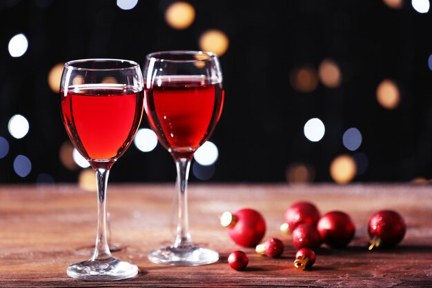 Taças de vinho com enfeites de natal na mesa de madeira