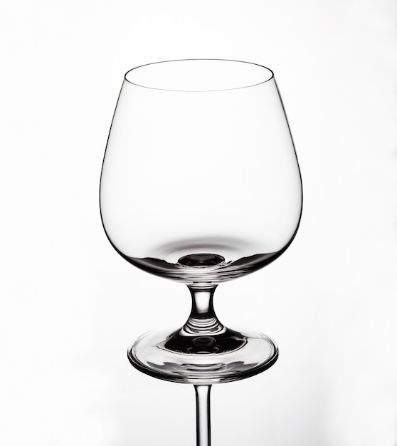 Taças de vinho de vidro para vinho e conhaque em um fundo branco