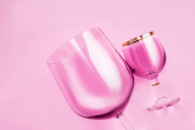 Taças de vinho em rosa