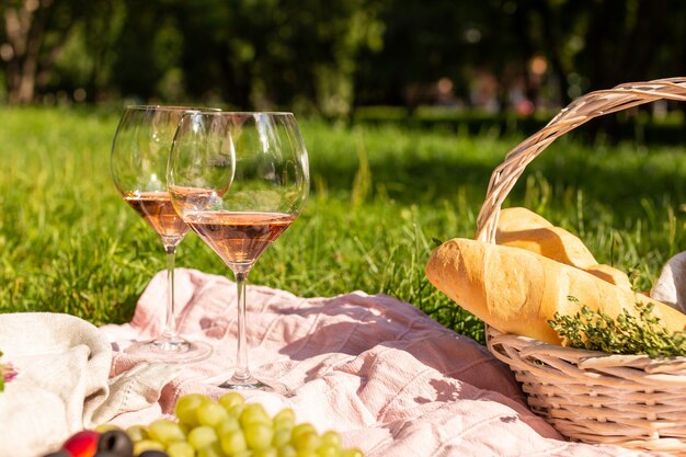 Taças de vinho em um piquenique de verão